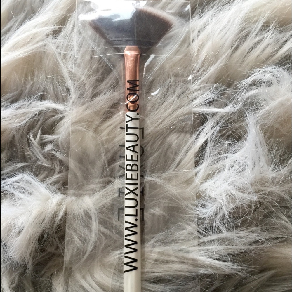 Luxie 360 Medium Fan Makeup Brush